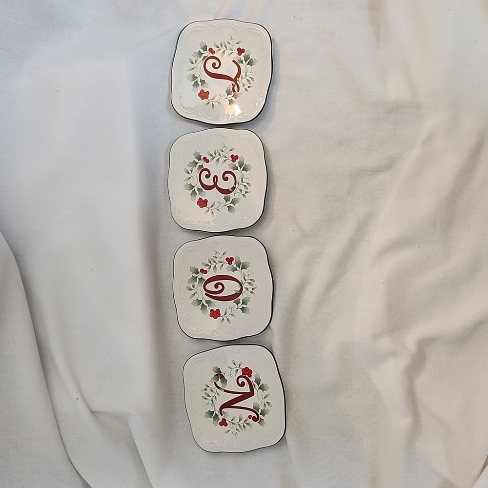 EUC Pfaltzgraff Winterberry NOEL Christmas Appetizer Plates